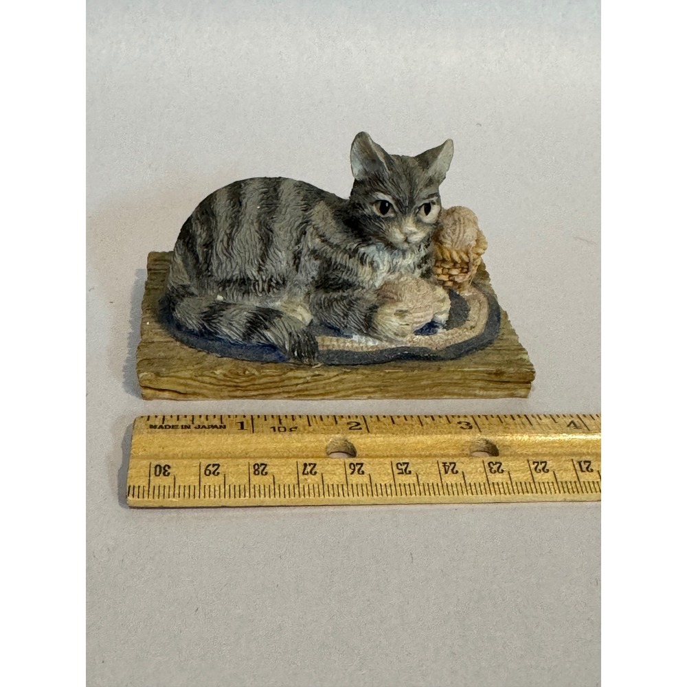 Ganz‎ Cozy Cats Silver Tabby Figurine Vintage 1994 Resin Cat with Yarn Basket